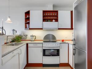 Kuchyň nebo kuchyňský kout v ubytování Apartment Catalin - 10m from the sea by Interhome