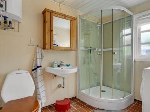 Koupelna v ubytování Holiday Home Vian - 200m from the sea by Interhome