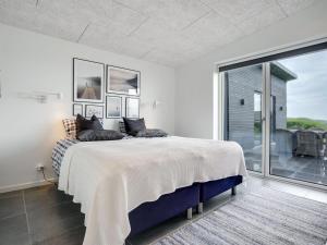 Postel nebo postele na pokoji v ubytování Holiday Home Alyna - 200m from the sea in Djursland and Mols by Interhome