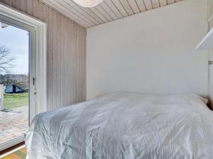 Postel nebo postele na pokoji v ubytování Holiday Home Rawald - 200m from the sea in Djursland and Mols by Interhome