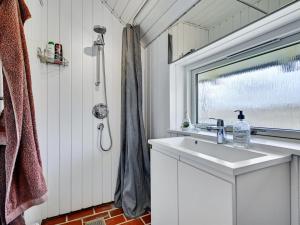 Koupelna v ubytování Holiday Home Rawald - 200m from the sea in Djursland and Mols by Interhome