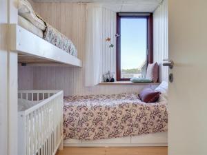 1 dormitorio con litera y ventana en Holiday Home Fritze - 400m from the sea in Djursland and Mols by Interhome, en Glesborg