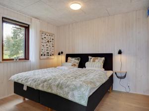 Un pat sau paturi într-o cameră la Holiday Home Fritze - 400m from the sea in Djursland and Mols by Interhome