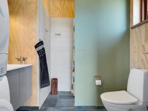 Koupelna v ubytování Holiday Home Eila - 400m from the sea in Djursland and Mols by Interhome