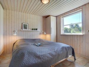 Postel nebo postele na pokoji v ubytování Holiday Home Bitha - 400m from the sea in Djursland and Mols by Interhome
