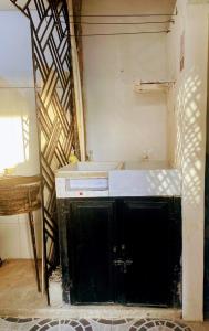 cocina con fregadero en una habitación con pared en Oasis de Tolú, en Tolú