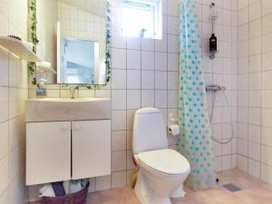 bagno con servizi igienici, lavandino e specchio di Holiday Home Axilen - 1km from the sea in Djursland and Mols by Interhome a Grenå