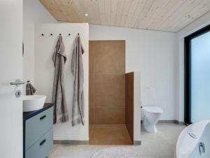 Bathroom sa Holiday Home Srebre - all inclusive - 350m from the sea by Interhome