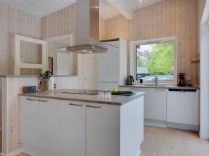 Kuchyň nebo kuchyňský kout v ubytování Holiday Home Huni - 100m from the sea in Djursland and Mols by Interhome