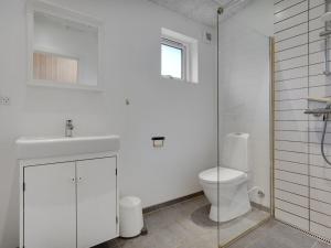 Koupelna v ubytování Holiday Home Huni - 100m from the sea in Djursland and Mols by Interhome
