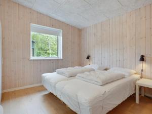 Postel nebo postele na pokoji v ubytování Holiday Home Huni - 100m from the sea in Djursland and Mols by Interhome
