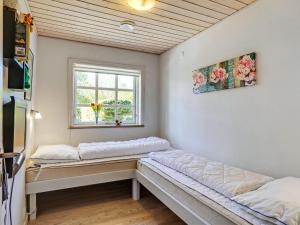 2 Betten in einem Zimmer mit Fenster in der Unterkunft Holiday Home Edele - 800m from the sea in Djursland and Mols by Interhome in Glesborg