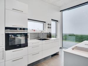 Kuchyň nebo kuchyňský kout v ubytování Holiday Home Anniina - 200m from the sea in Djursland and Mols by Interhome