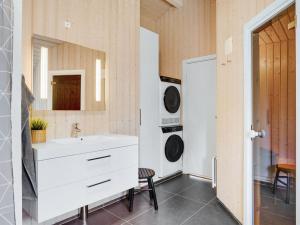 Koupelna v ubytování Holiday Home Dorotej - 500m from the sea in Djursland and Mols by Interhome