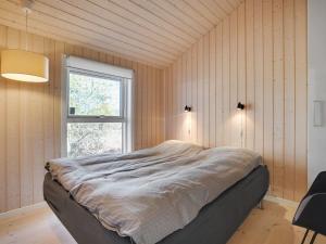 Postel nebo postele na pokoji v ubytování Holiday Home Dorotej - 500m from the sea in Djursland and Mols by Interhome