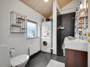 Koupelna v ubytování Holiday Home Athisl - 800m from the sea in Djursland and Mols by Interhome