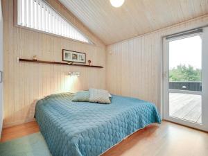Postel nebo postele na pokoji v ubytování Holiday Home Athisl - 800m from the sea in Djursland and Mols by Interhome