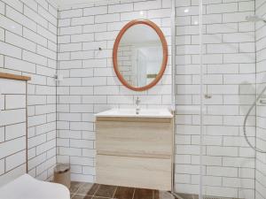 uma casa de banho com um lavatório e um espelho em Holiday Home Gertje in SE Jutland by Interhome em Bryrup