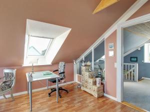 una oficina con escritorio y ventana en Holiday Home Stavn - 20m from the sea in Djursland and Mols by Interhome, en Glesborg