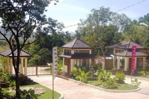 een gebouw met twee tuinhuisjes in een park bij Casa Amanda bungalow with hi-speed internet in Coron