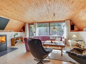 ein Wohnzimmer mit einem Sofa und einem Tisch in der Unterkunft Holiday Home Indira - 500m from the sea in Djursland and Mols by Interhome in Ørsted