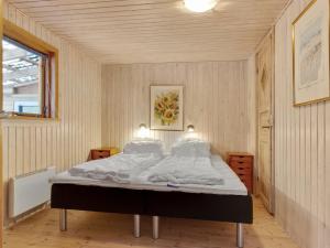- une chambre avec un lit dans l'établissement Holiday Home Teofilka - 200m from the sea in NE Jutland by Interhome, à Sæby