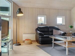 Posezení v ubytování Holiday Home Femke - 250m to the inlet by Interhome