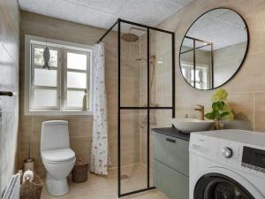 Kúpeľňa v ubytovaní Holiday Home Jaana - 780m to the inlet in NE Jutland by Interhome