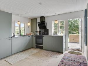 Kuchyňa alebo kuchynka v ubytovaní Holiday Home Jaana - 780m to the inlet in NE Jutland by Interhome