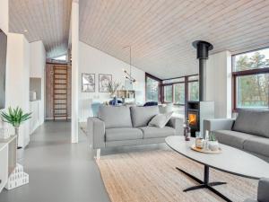 sala de estar con sofá y mesa en Holiday Home Sirpa - 1km from the sea in NE Jutland by Interhome, en Saeby
