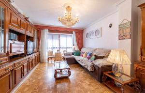 a living room with a couch and a table at J y L Apartamento in Zamora