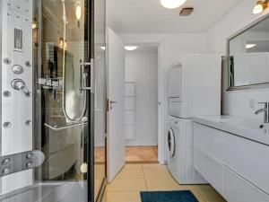 ein Bad mit einer Dusche und einem Waschbecken in der Unterkunft Holiday Home Joon - 300m from the sea in Djursland and Mols by Interhome in Ørsted