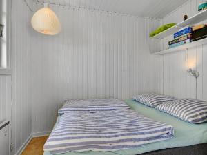 Postel nebo postele na pokoji v ubytování Holiday Home Joon - 300m from the sea by Interhome
