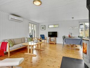 TV a/nebo společenská místnost v ubytování Holiday Home Joon - 300m from the sea by Interhome