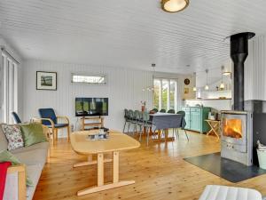 Posezení v ubytování Holiday Home Joon - 300m from the sea by Interhome