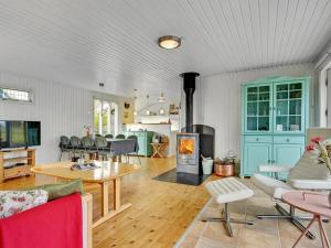 TV a/nebo společenská místnost v ubytování Holiday Home Joon - 300m from the sea by Interhome