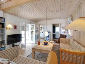 TV a/nebo společenská místnost v ubytování Holiday Home Catha - 175m from the sea by Interhome