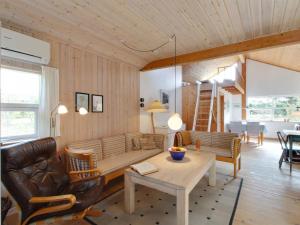 Posezení v ubytování Holiday Home Catha - 175m from the sea by Interhome