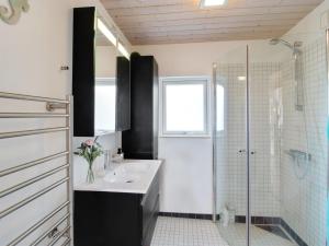 Koupelna v ubytování Holiday Home Catha - 175m from the sea by Interhome + 17 fotografií
