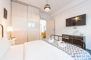 Postel nebo postele na pokoji v ubytování Koukaki Home