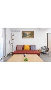 ein Schlafzimmer mit einem Bett und einem Sofa in einem Zimmer in der Unterkunft Koukaki Home in Athen