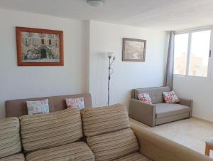 Część wypoczynkowa w obiekcie Torres Montecarlo Apartmento con vistas al mar