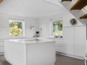 cocina blanca con fregadero y 2 ventanas en Holiday Home Atanasij - from the sea in NE Jutland by Interhome, en Nørre Hurup