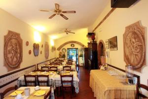 A restaurant or other place to eat at Agriturismo Vecchio Borgo Di Inalbi