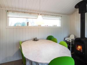 uma sala de reuniões com uma mesa e um fogão em Holiday Home Cosima - 130m to the inlet in NE Jutland by Interhome em Storvorde