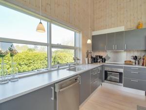 Kuchyň nebo kuchyňský kout v ubytování Holiday Home Arold - 800m from the sea in Djursland and Mols by Interhome