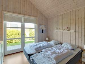 Postel nebo postele na pokoji v ubytování Holiday Home Arold - 800m from the sea in Djursland and Mols by Interhome