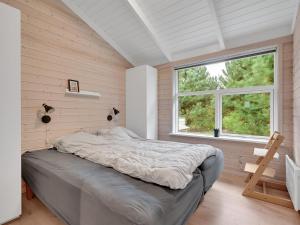 Postel nebo postele na pokoji v ubytování Holiday Home Duja - 500m from the sea in Djursland and Mols by Interhome