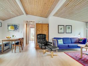 Posezení v ubytování Holiday Home Joosua - 400m from the sea by Interhome