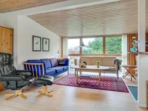Posezení v ubytování Holiday Home Joosua - 400m from the sea by Interhome